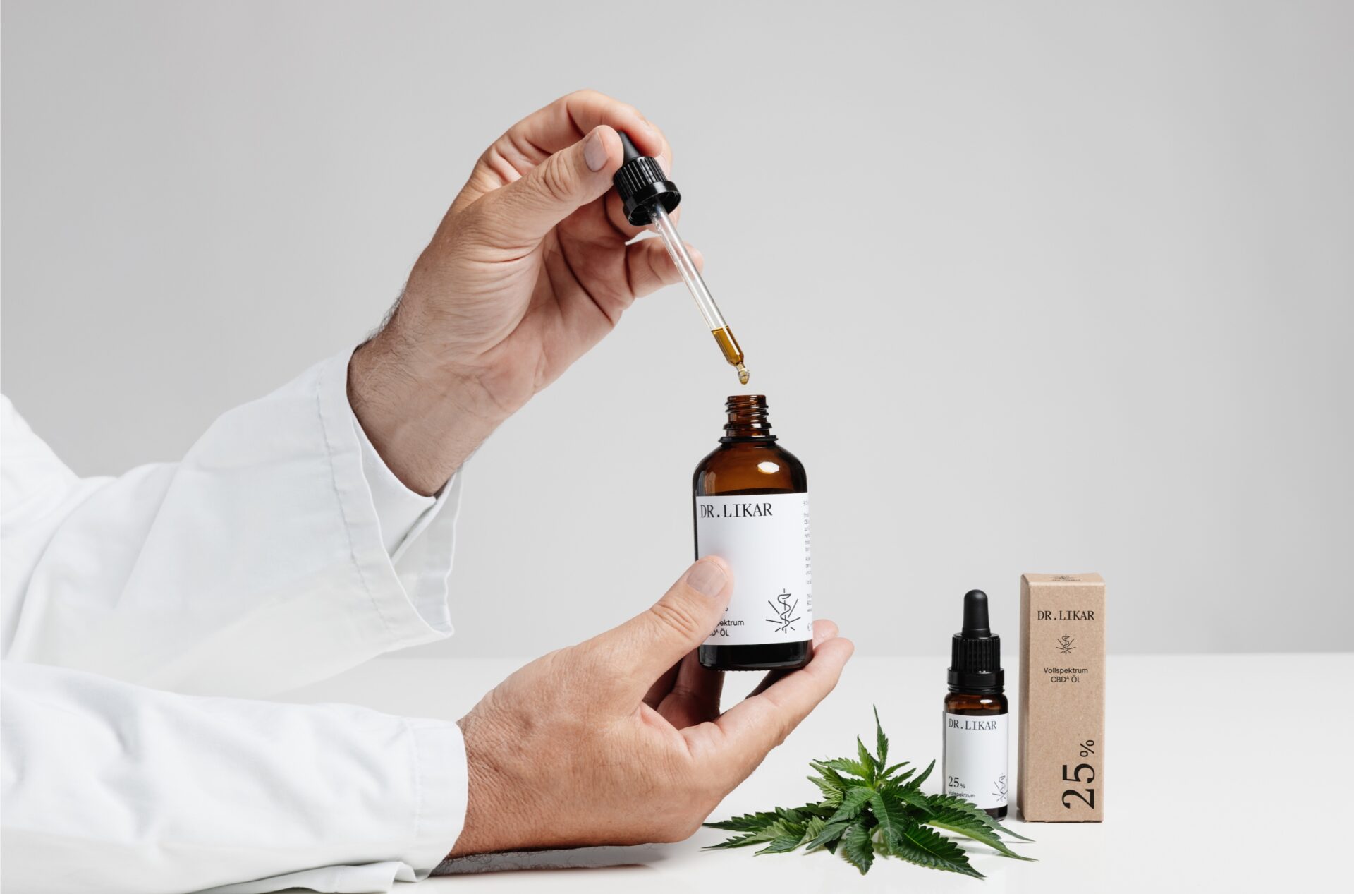 Dr. Likar bei der Verwendung eines Produktes